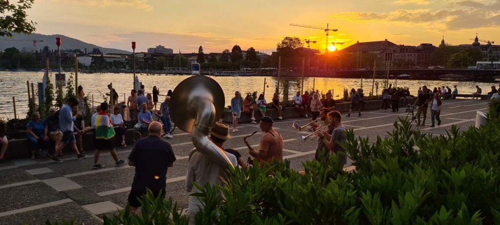 Die YONO Streetband musiziert in den Sonnenuntergang über dem Zürisee.